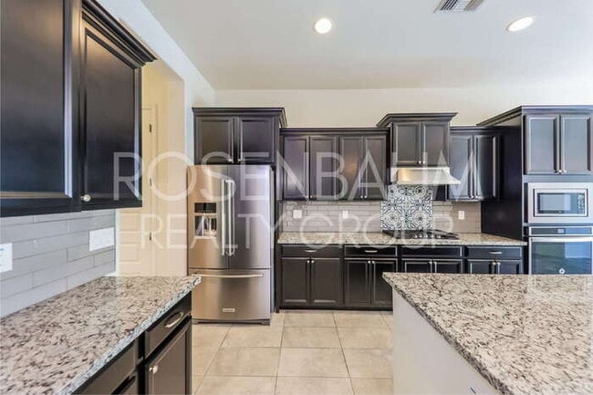 Building Photo - Stunning 4-bedrooms, 3-baths home in the h...