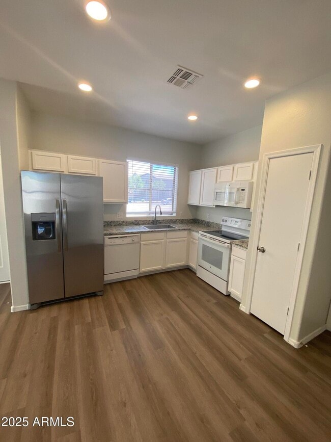 Building Photo - 3014 W Sands Dr