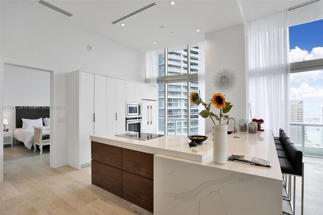 Building Photo - 495 Brickell Ave