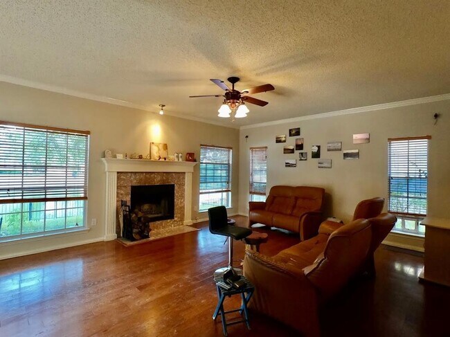 Building Photo - 223 Cove Dr