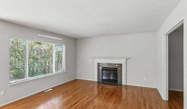 Foto del edificio - Spacious 4-Bedroom + Den Home with Private...