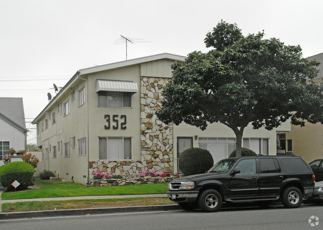 Building Photo - 352 S Doheny Dr