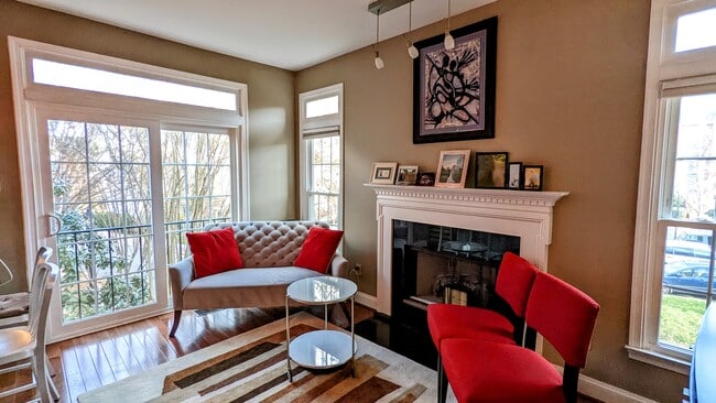 Kitchen Sitting Area - 501 Shorter Ln