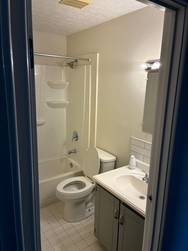 Building Photo - Elmwood Apartments- 1 and 2 Bedrooms w/ WD...