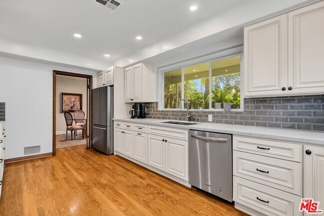 Foto del edificio - 701 Sierra Dr