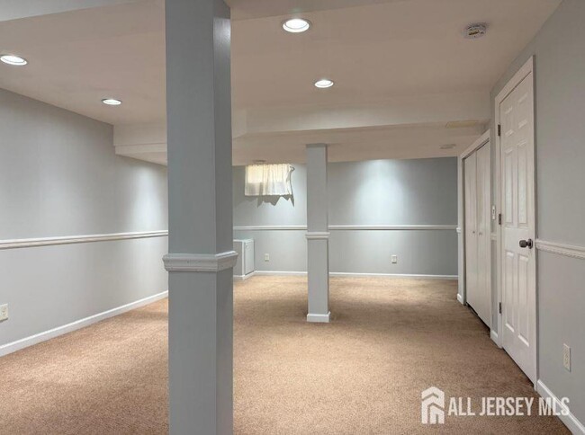 Building Photo - 121 Dunham Ave