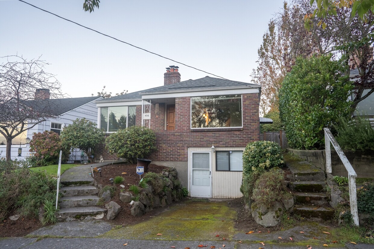 Primary Photo - 4216 33rd Ave W