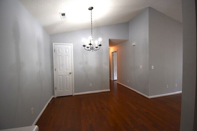 Foto del edificio - 2 bedroom 2 bath unit ready for you to mov...