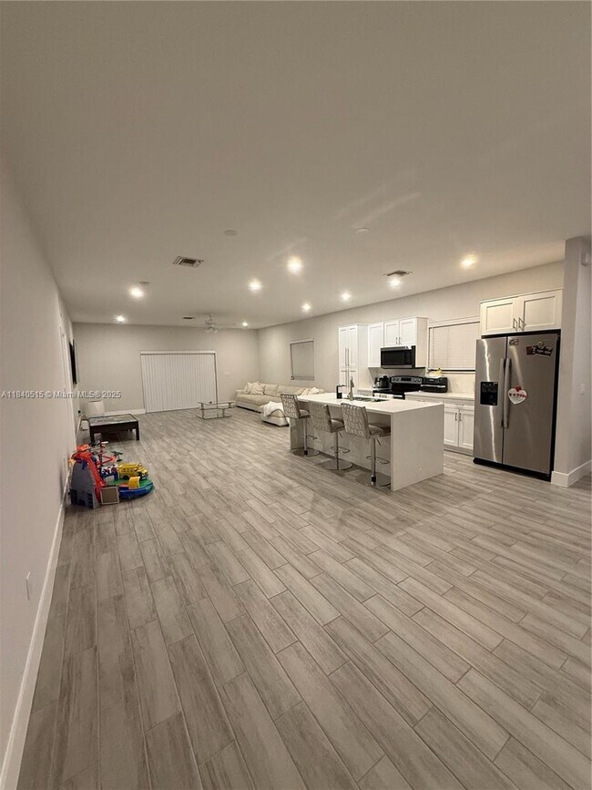 Foto del edificio - 5140 SW 24th St