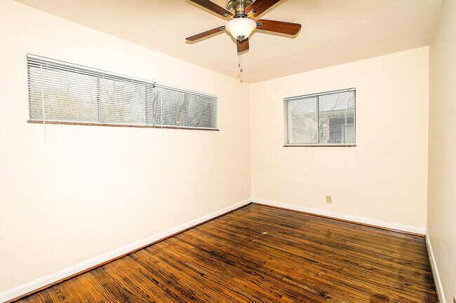 Foto del edificio - Lovely Afordable 2 Bedroom 1 Bath Garden A...