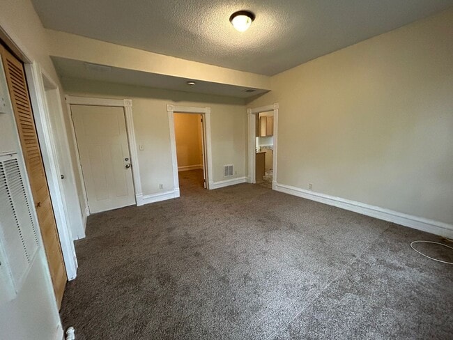 Building Photo - 666 Sims Ave