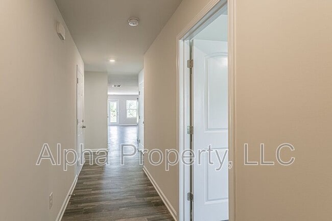 Building Photo - 304 Long Grove Ln