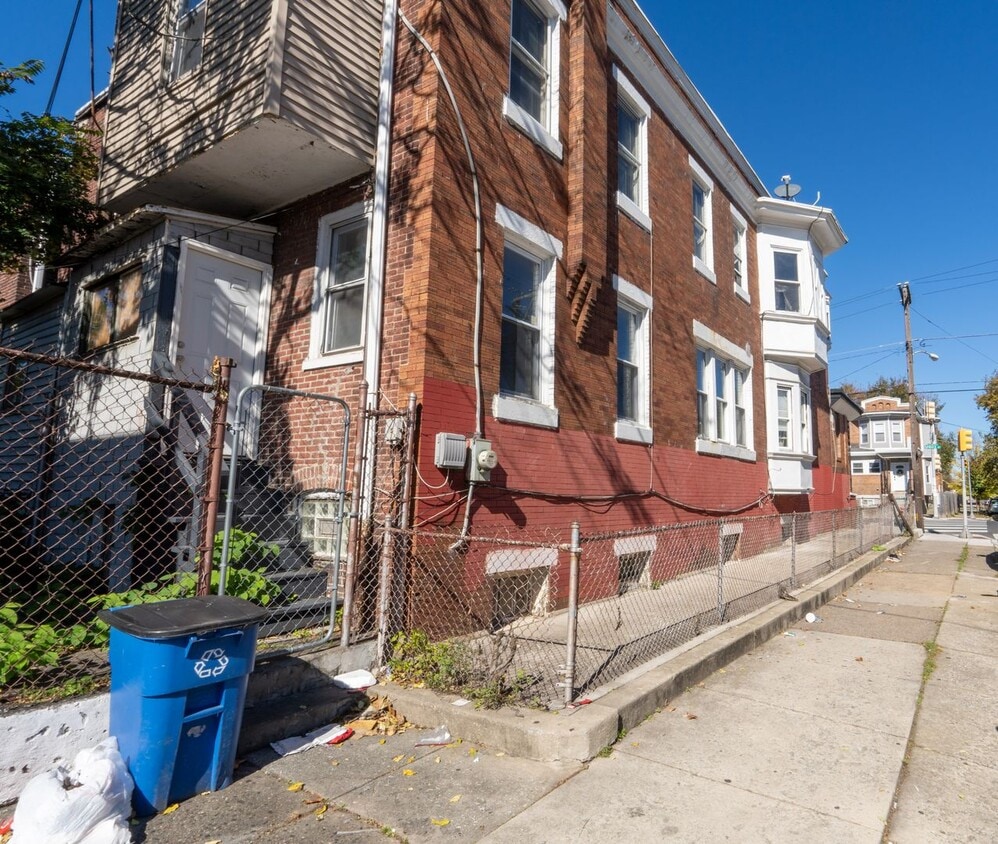 Primary Photo - Large 5 bedroom, newly redone