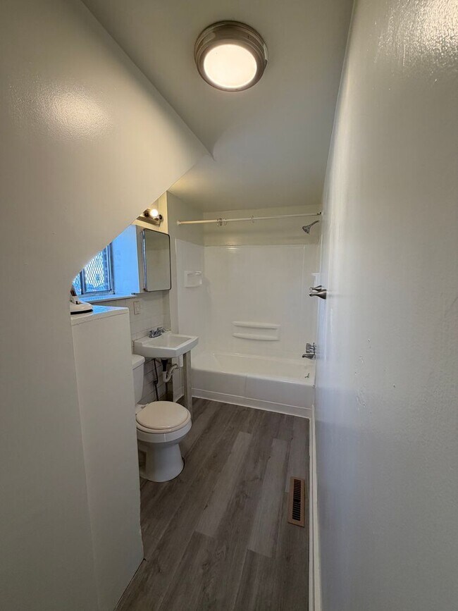 Foto del edificio - 717 W Market St