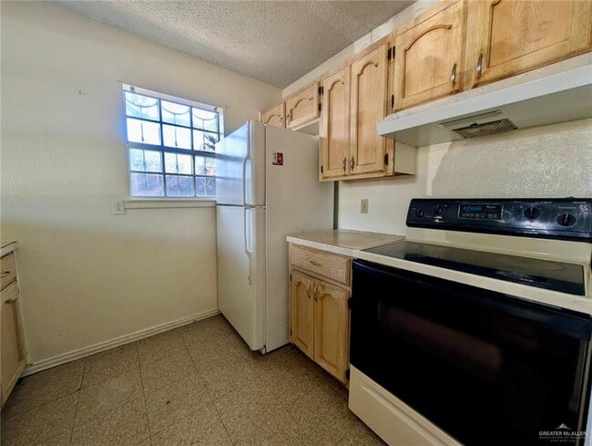 Building Photo - 104 Carlotta St