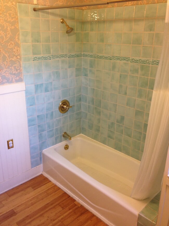 bath - 5557 Lawton Ave