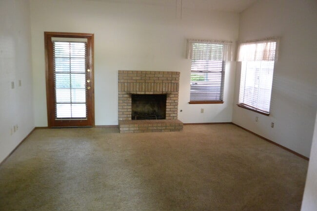 Building Photo - Desireable SW area