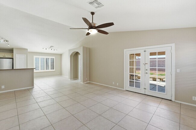 Foto del edificio - Three bedrooms PLUS Den! Ready to Move In