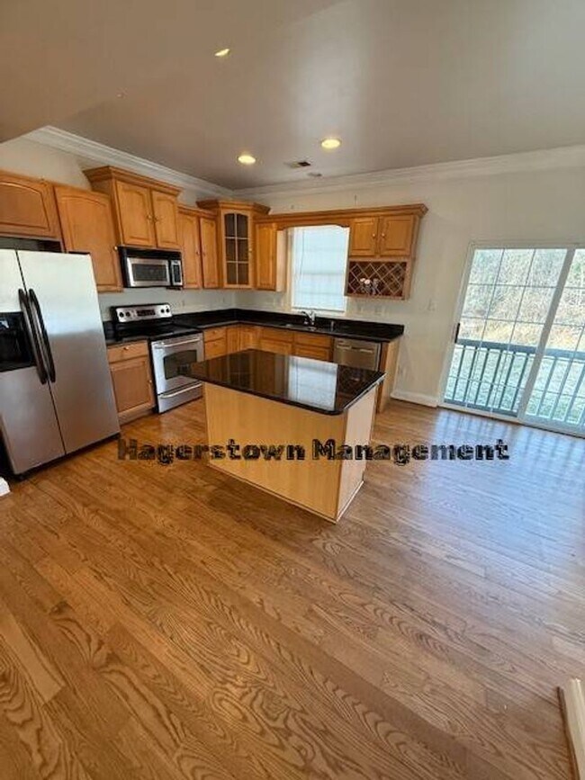 Building Photo - Halfway Townhouse - close to shopping and dining