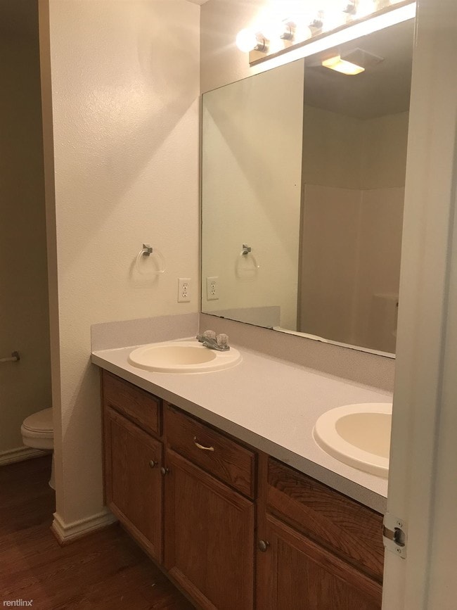 Building Photo - 3 br, 2 bath Duplex - 2316/2318 Pheasant 2318