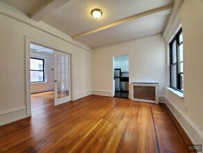 Building Photo - 140 W 55th St
