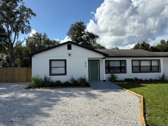 Completely Renovated 3 Bedroom Triplex wit... - Completely Renovated 3 Bedroom Triplex wit... House