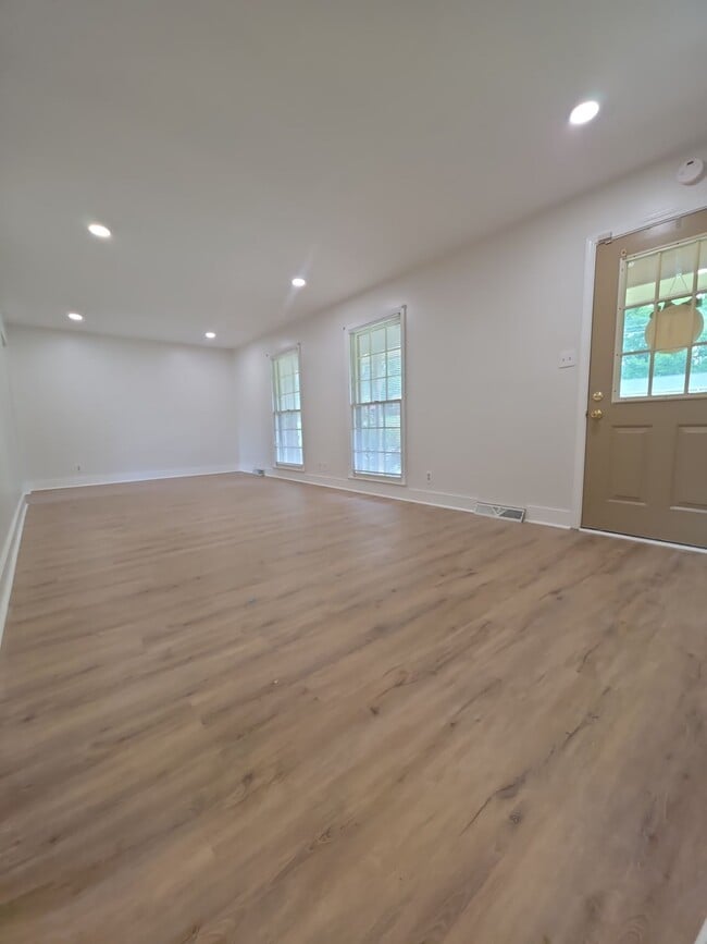 Building Photo - 2613 Skyline Dr NW