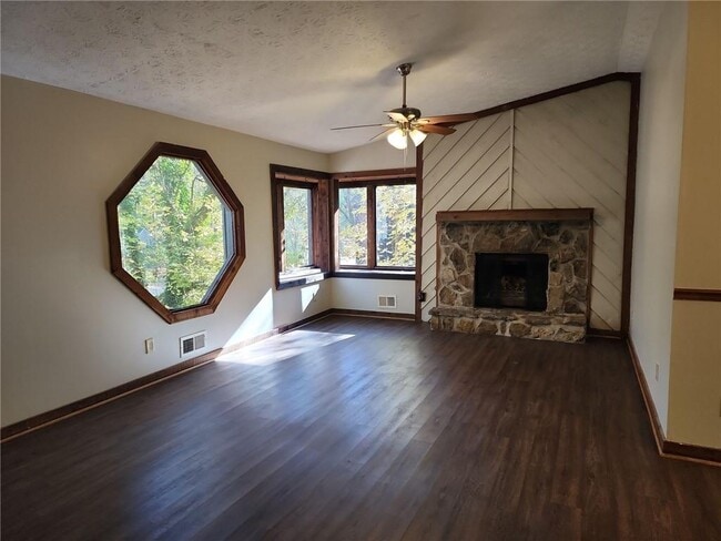 Building Photo - 258 Rustic Ridge Dr NE