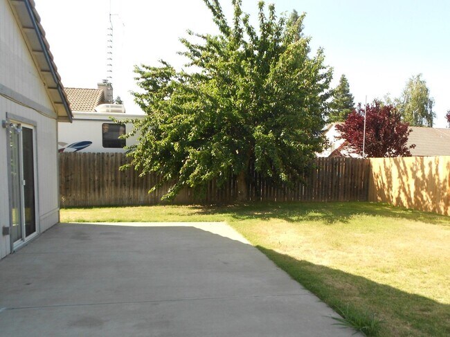 Foto del edificio - 4 bedroom 2 bath house in Yuba City