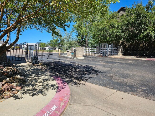 Building Photo - Beautiful end-unit townhome in gated commu...