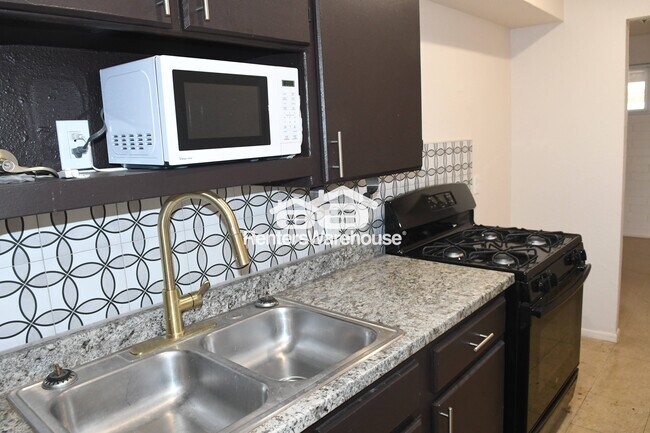 Foto del edificio - 2532 E Adams St