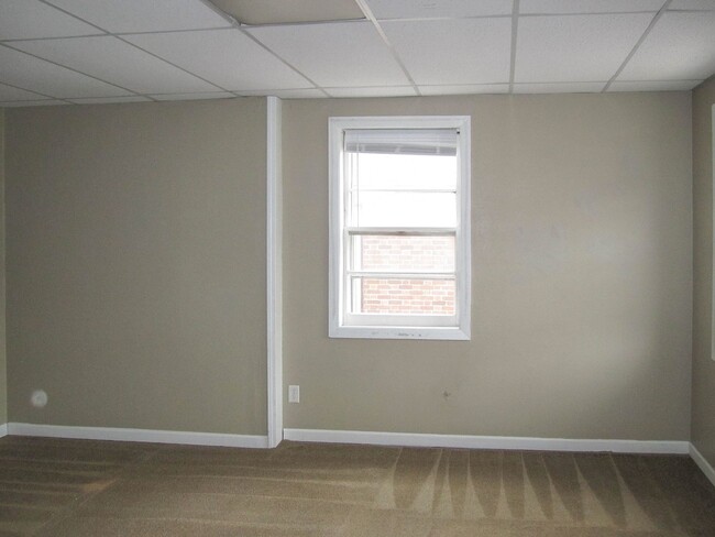 Building Photo - 117 E Cherry St
