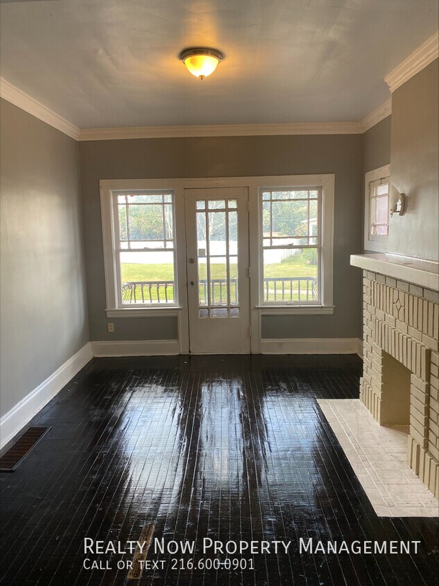 Building Photo - 2 bedroom 1 bath apartment