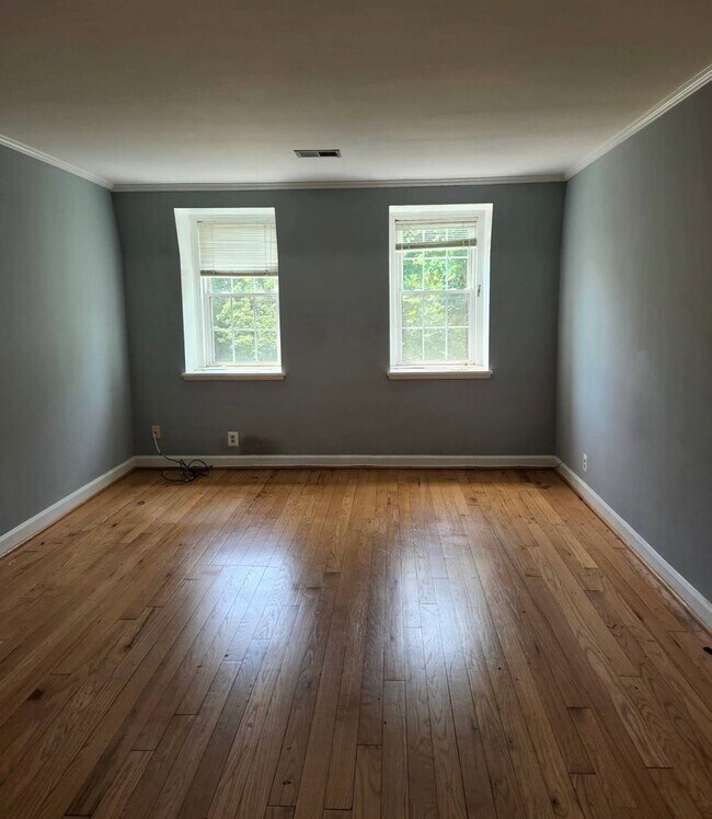 Foto del edificio - "Coming Soon "Top Floor 1/1 with Updated K...