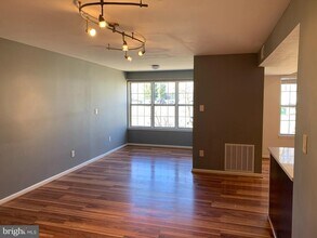 Building Photo - 2 Normandy Square Ct