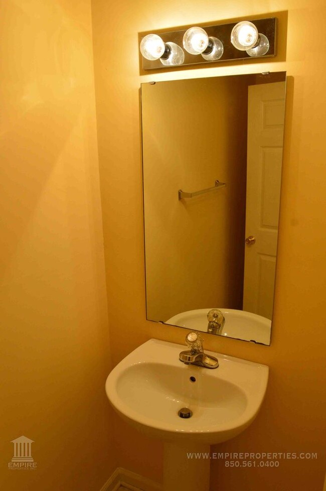 Building Photo - Spacious Townhouse off Hartsfield Road