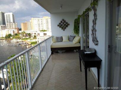 Building Photo - 400 Golden Isles Dr