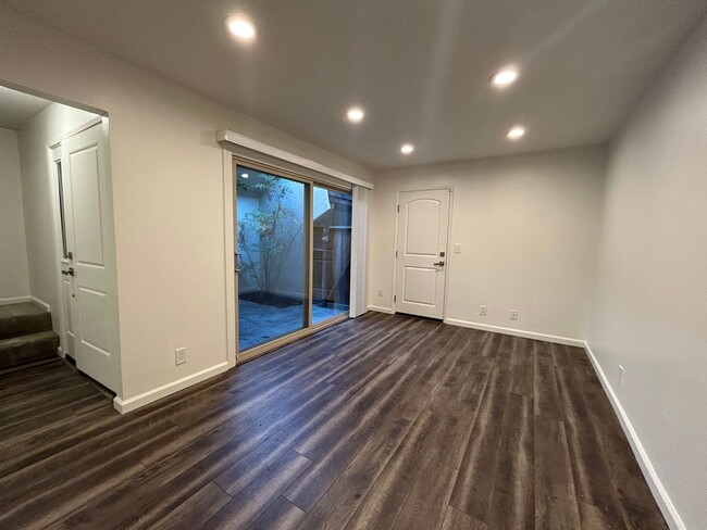 Building Photo - Move-In-Ready two-story townhome located o...