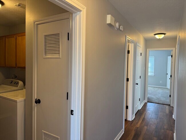 Building Photo - 1802 Sara Dr