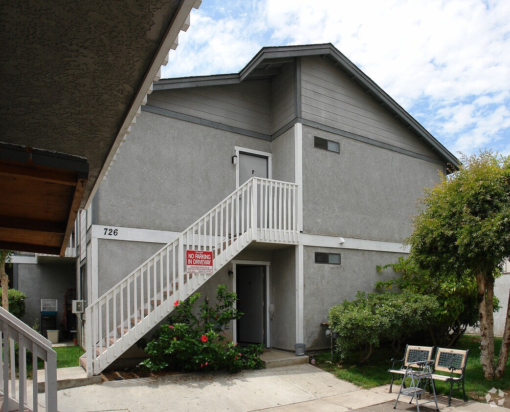 Building Photo - 726 W Walnut Ave