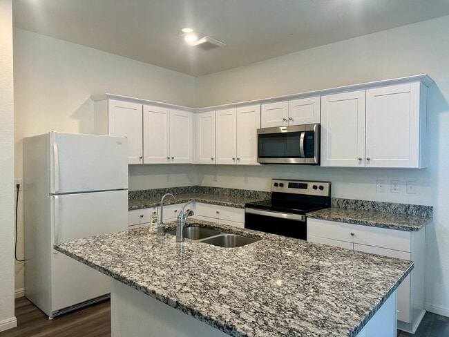 Foto del edificio - AVAILABLE NOW!!!