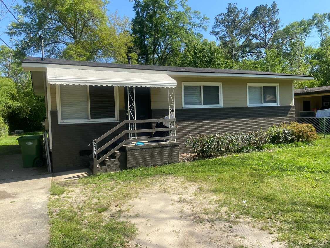 Foto principal - **ON HOLD**3 Bedroom / 1 Bathroom Home for...