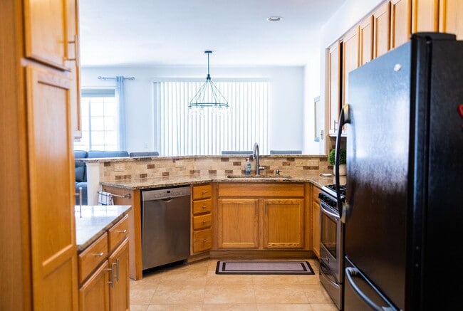 Building Photo - 2960 Newport Cir