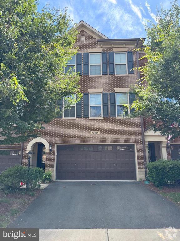 Building Photo - 42565 Dreamweaver Dr
