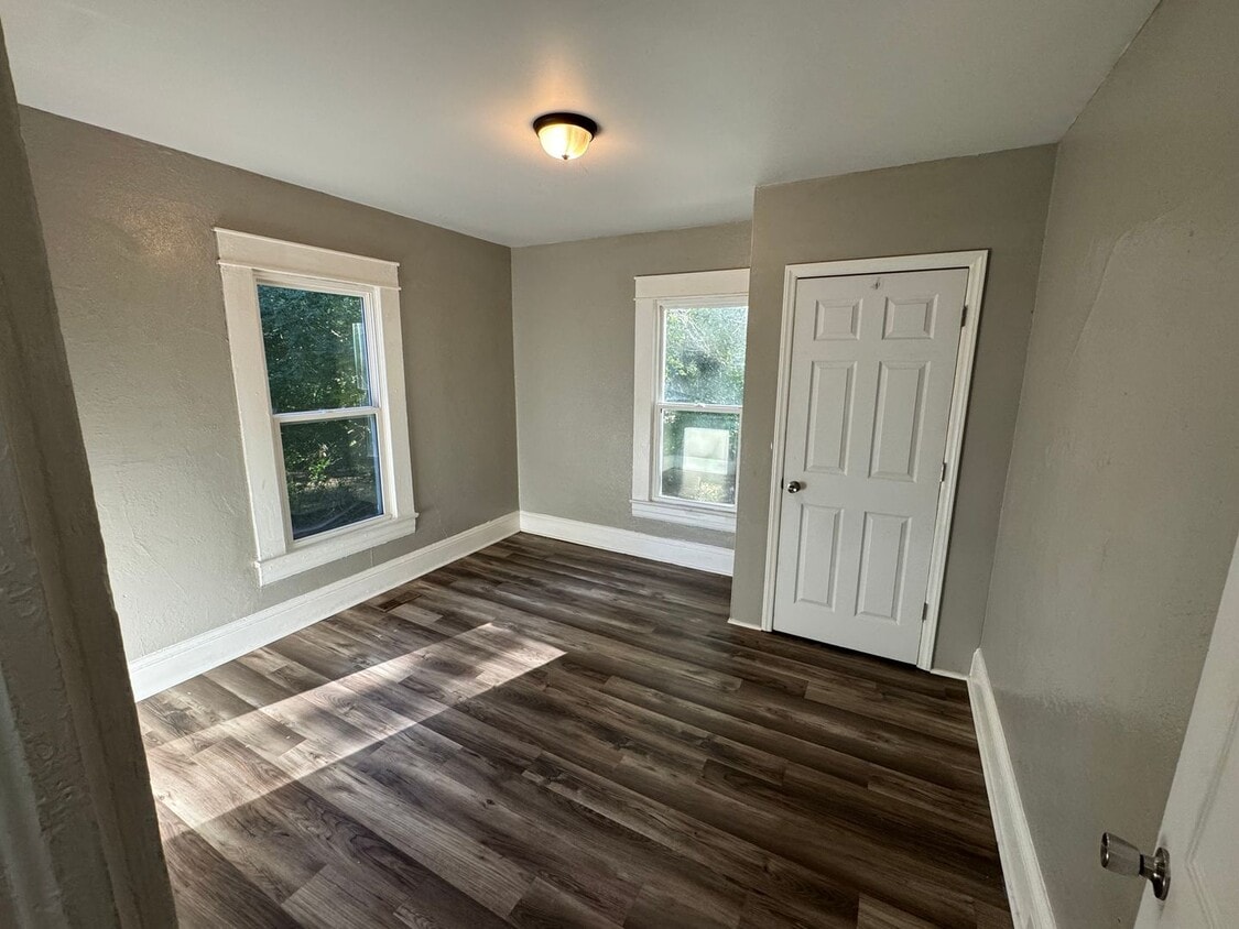 Primary Photo - Easy Access to Main Street High Point! - H...