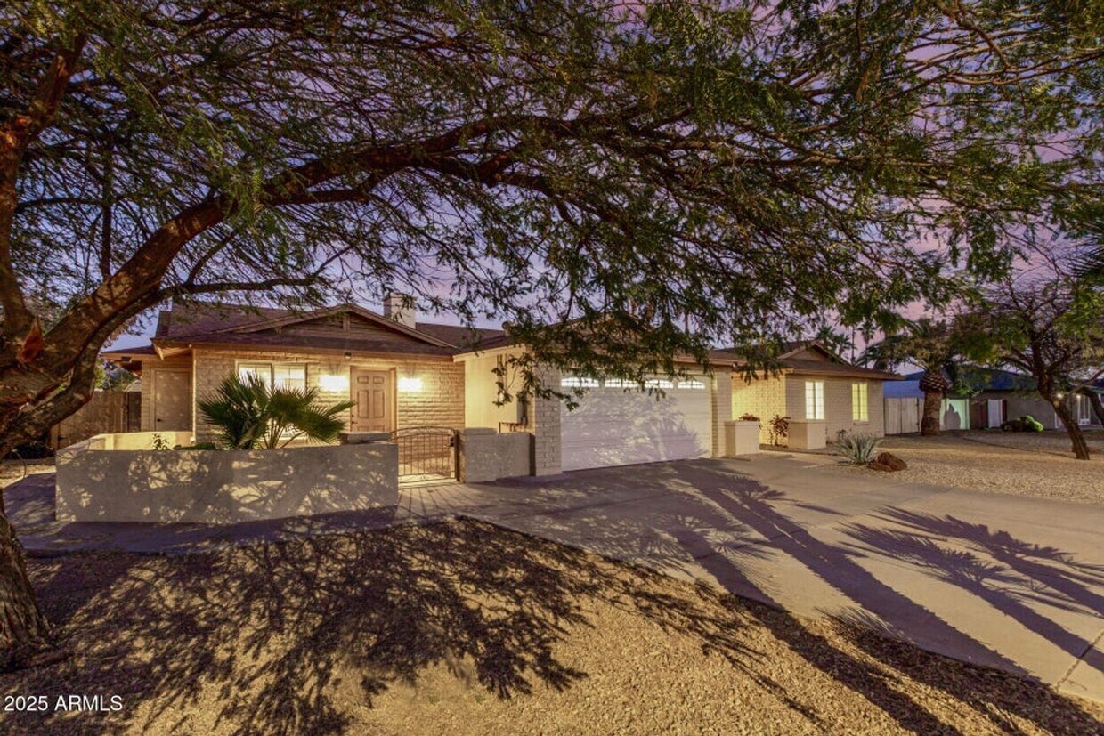 Foto principal - Spacious 5-Bedroom Home in the Heart of Sc...