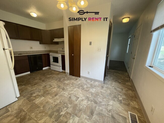 Foto del edificio - 3 Bedroom Duplex Available November!