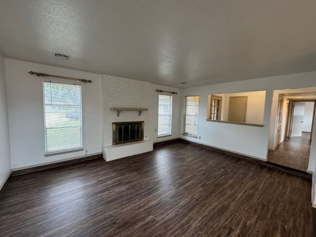 Building Photo - 2 bed 2 bath duplex refreshed with new flo...