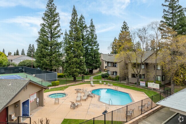 Piscina - Highlands Apartments