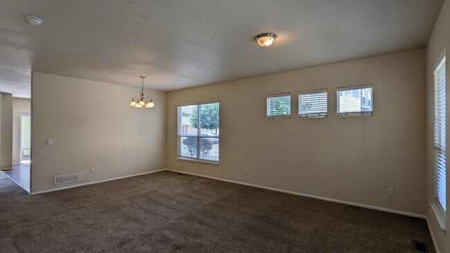 Building Photo - 2 STORY END UNIT TOWNHOME W/DETACHED 2 CAR...